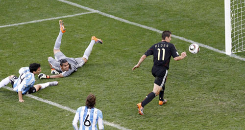 На снимке ниже: Мирослав Клозе забивает второй гол для Германии (68 минут) в четвертьфинале чемпионата мира по футболу в ЮАР (07/07/2010)